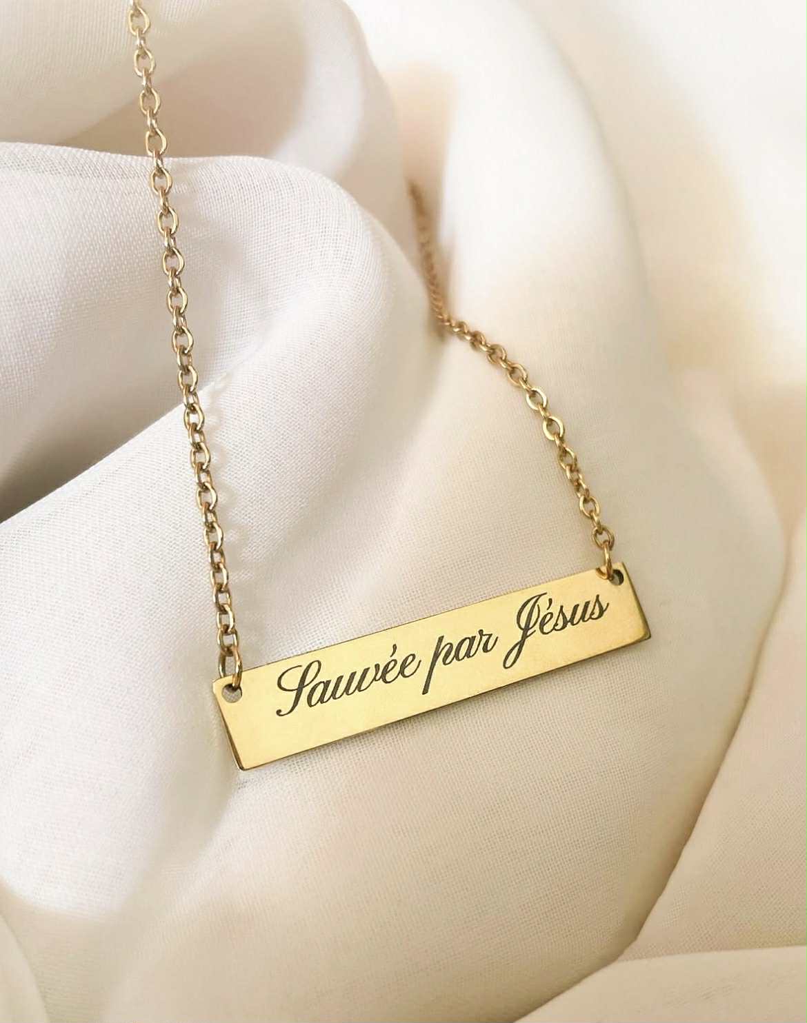 Collier "Sauvée par Jésus"